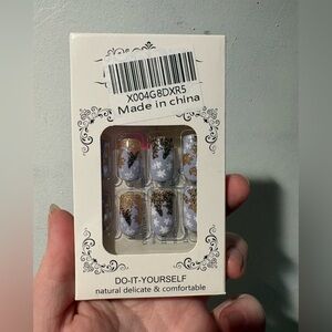 Pretty DIY Christmas/winter 24ct press on nail set!